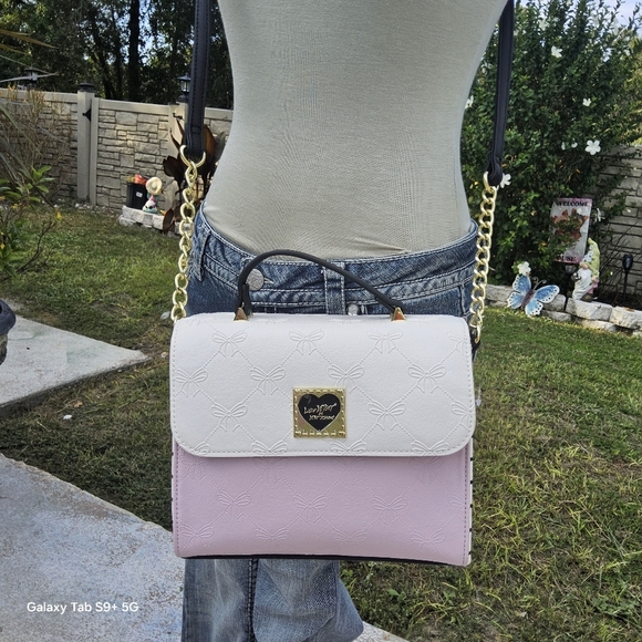 BETSEY JOHNSON WHITE/PINK EMBOSSED BOWS SQUARE LUV BETSEY CROSSBODY - Picture 5 of 5